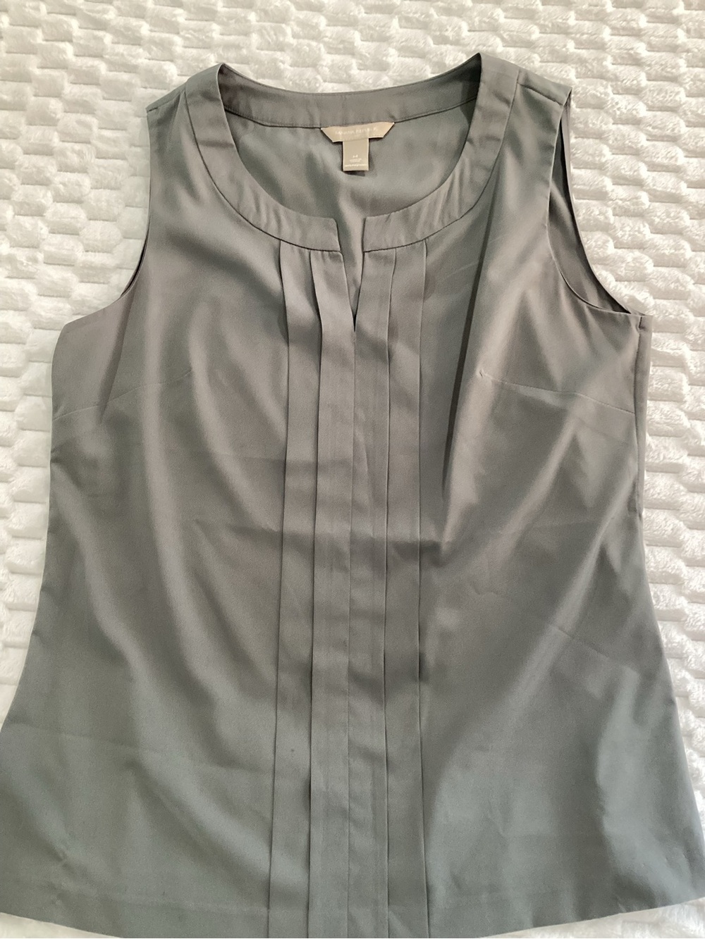 Banana Republic Sleeveless Pleated Front Top in Gray size medium #30